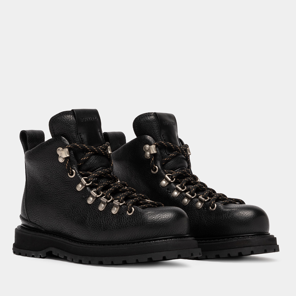 BUTTERO: ALPI PEDULA-STYLE ANKLE BOOTS IN BLACK HAMMERED LEATHER