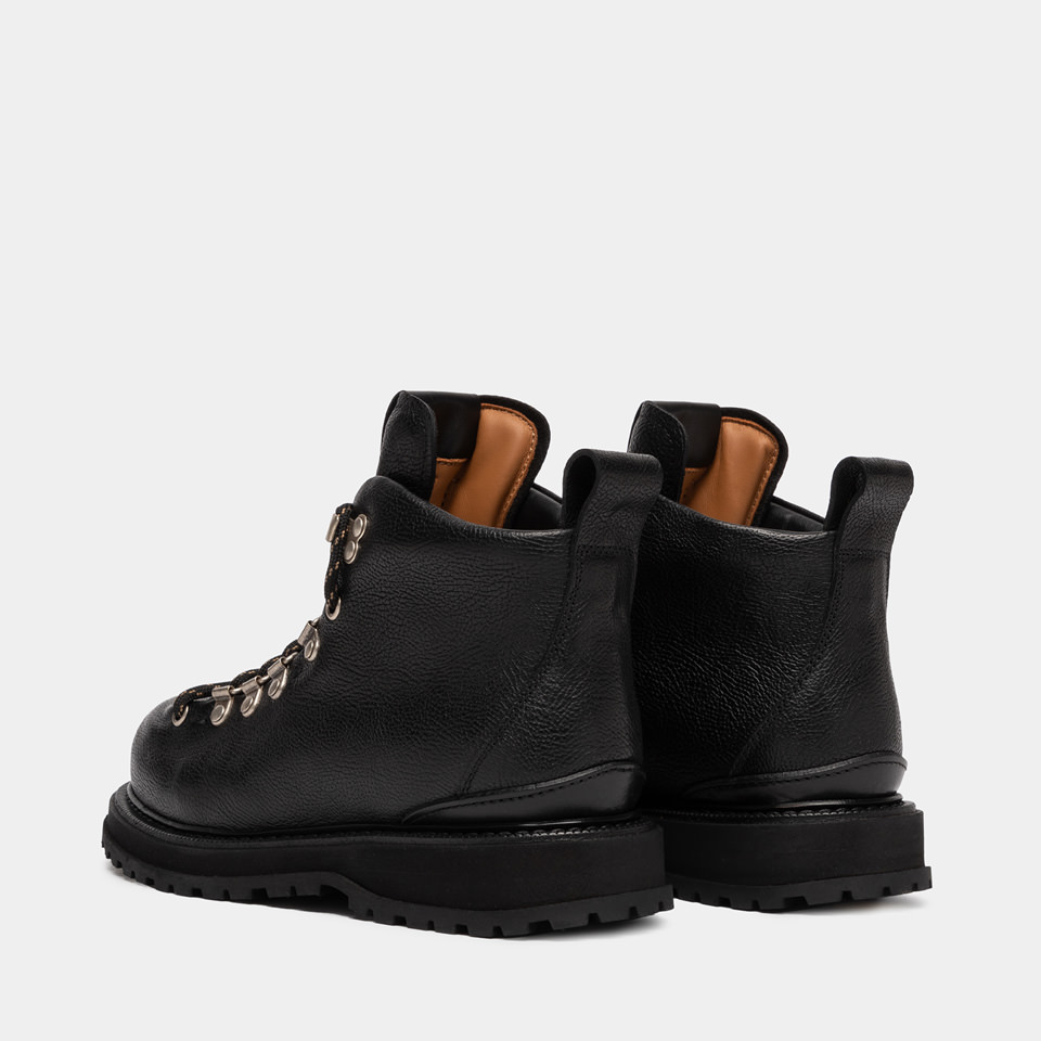 BUTTERO: ALPI PEDULA-STYLE ANKLE BOOTS IN BLACK HAMMERED LEATHER