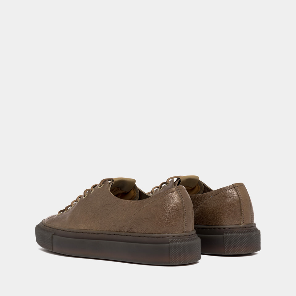BUTTERO: BASKET TANINO EN CUIR MARTELÉ ROCHE