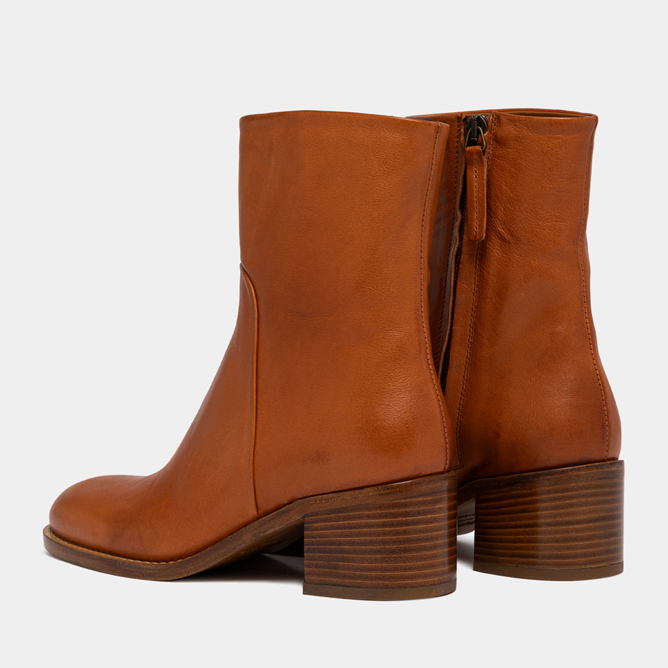 BUTTERO: BOLGHERI ANKLE BOOTS IN HONEY COLOR LEATHER