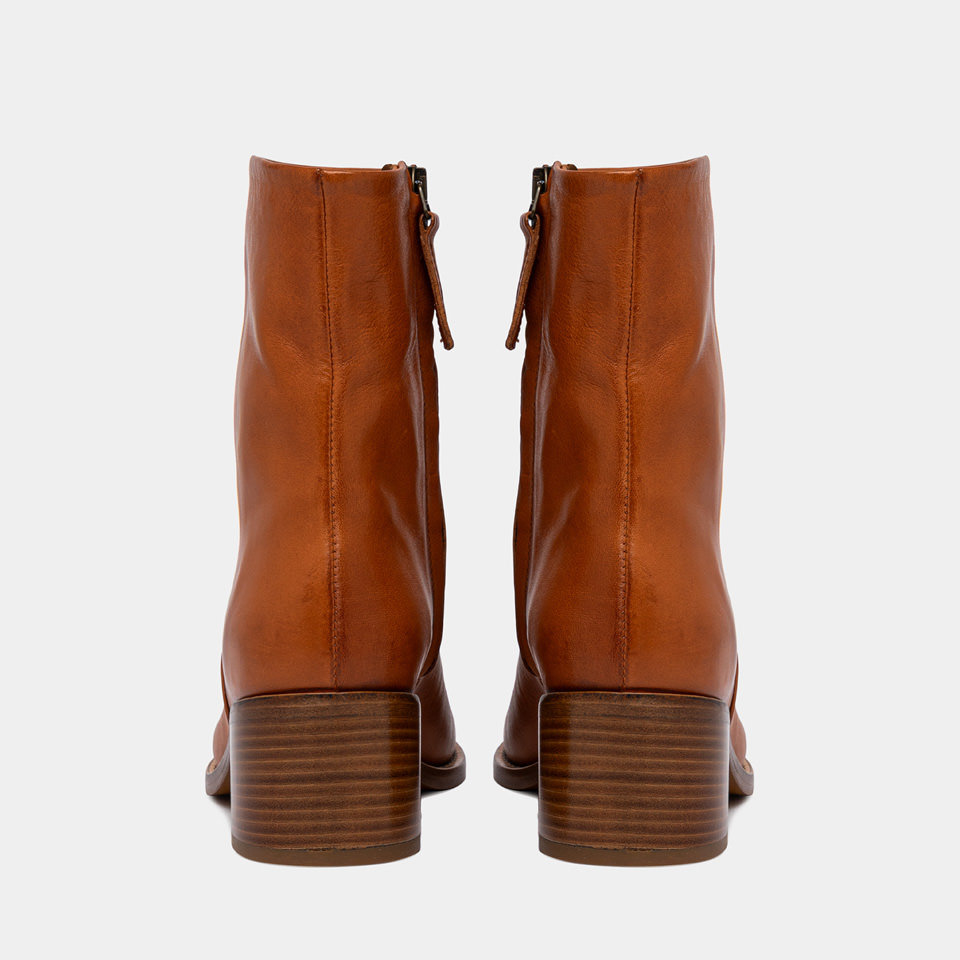 BUTTERO: BOLGHERI ANKLE BOOTS IN HONEY COLOR LEATHER